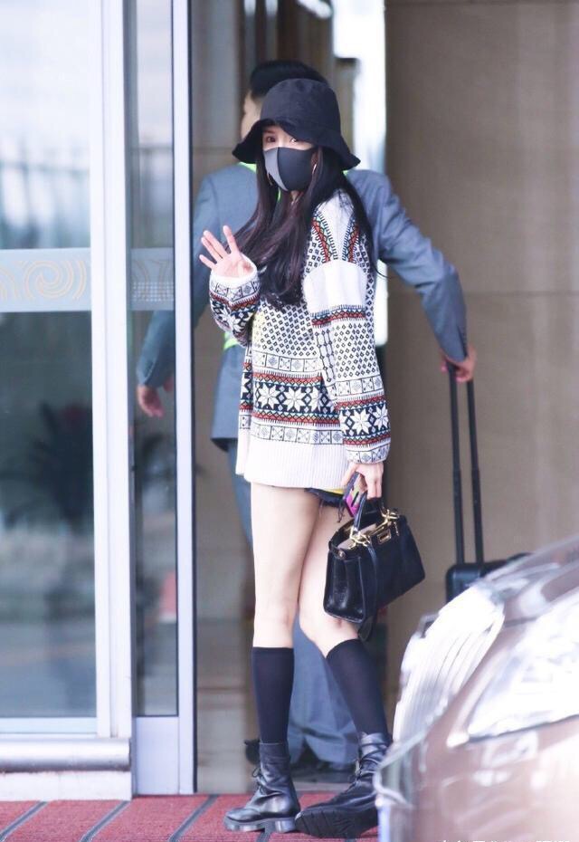 杨幂黑丝袜长腿袜日常搭配,杨幂最新穿搭白袜黑鞋