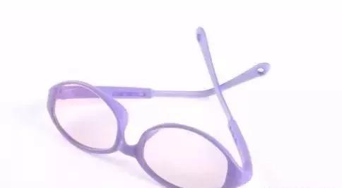 孩子挑选眼镜,家长选的眼镜