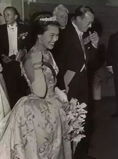 泰国王后诗丽吉年轻时候纪录片,泰国诗丽吉王后的珠宝