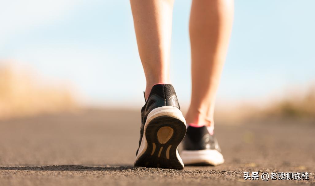 又能压马路又能跑步的鞋推荐,耐克和阿迪的顶级缓震跑鞋