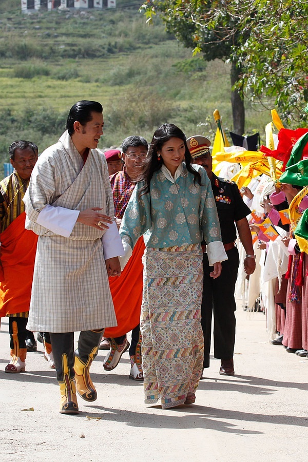 佩玛王后一颗“眉心痘”，不再面无表情冷冰冰，慈眉善目多了温柔