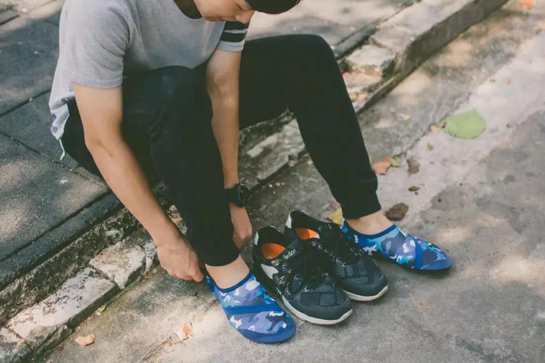 爆红美国的裸奔利器，水陆两栖比光脚舒服，难怪蔡少芬全家都在穿