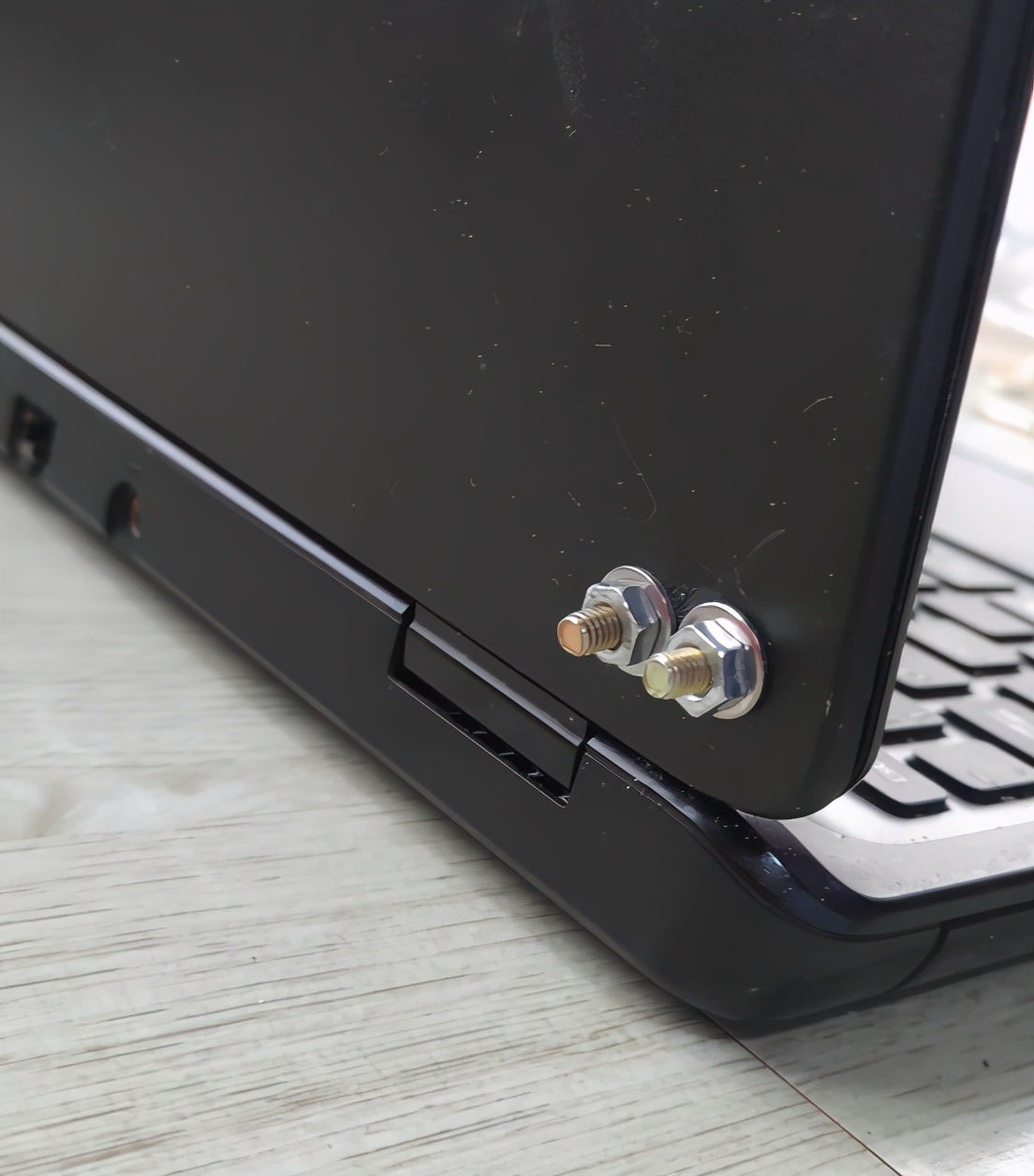 笔记本屏轴坏了有必要修吗,笔记本屏幕维修大概多少钱