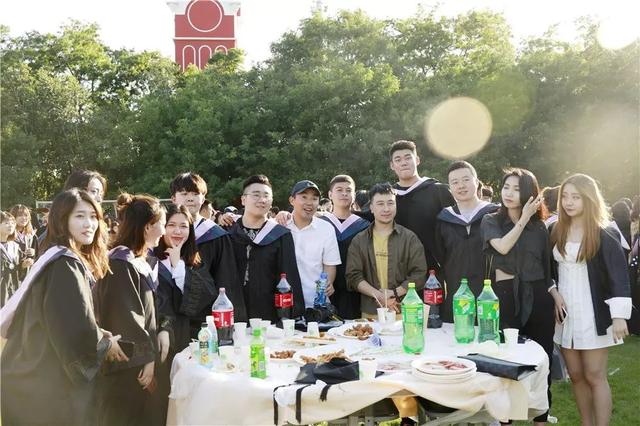 千人晚宴、体育狂欢、明星路演……玩转校园文化，尽享大学魅力！