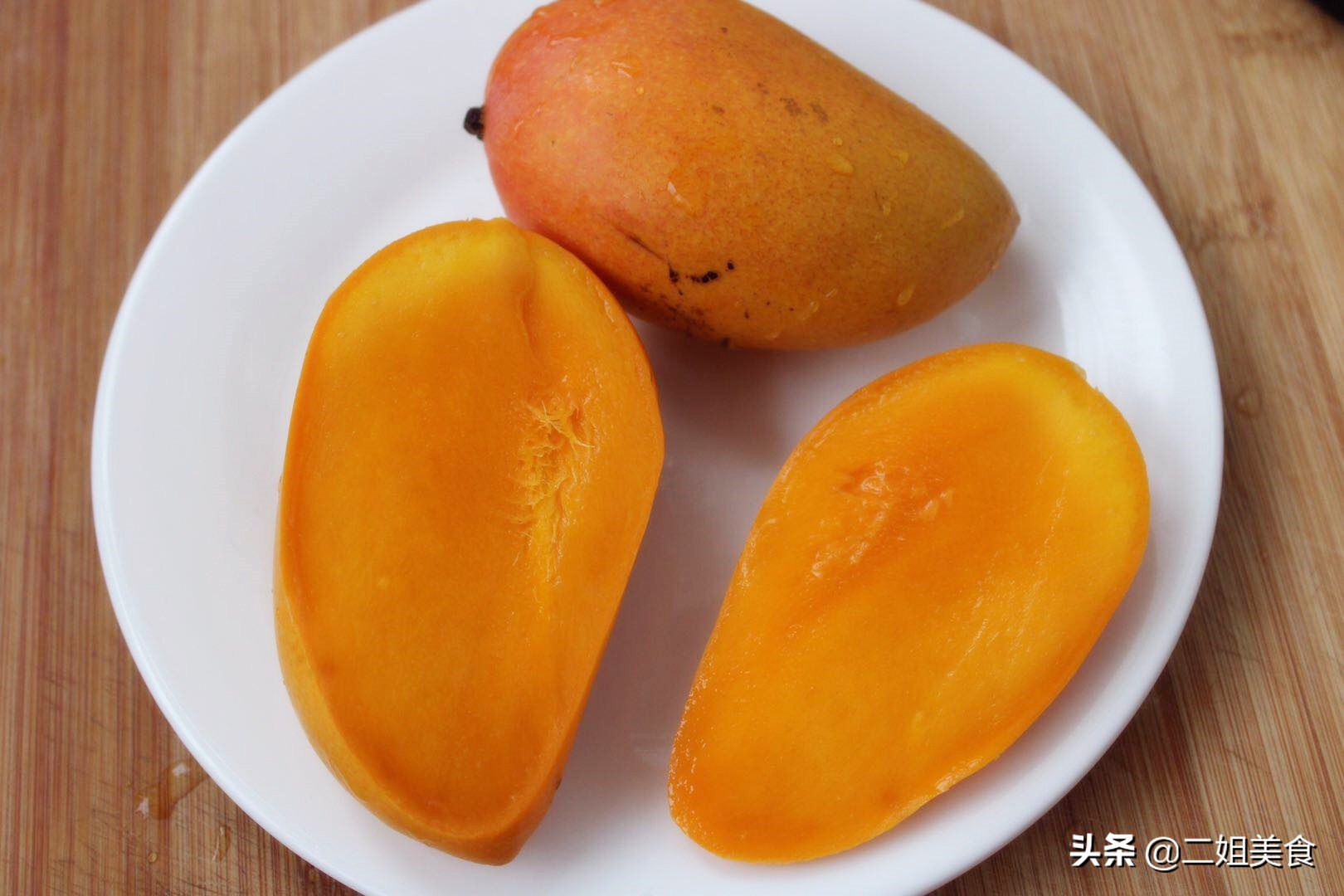 怎么做芒果冰淇淋不会有冰沙,夏天要来了教你做一杯芒果冰激凌