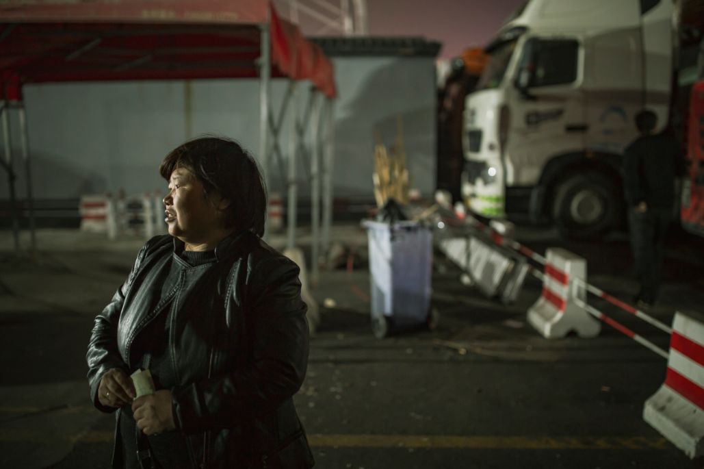 1000万被挤上卡车的女人