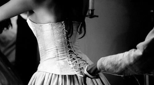 “内脏下垂、子宫脱落、漏尿……”:扒一扒你不知道的网红束腰