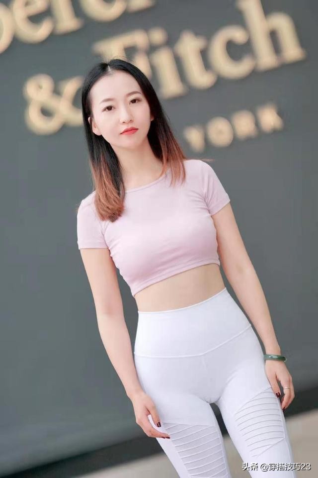 甜美风的运动装穿搭，粉色短打背心+白色运动裤，好看又不烂大街