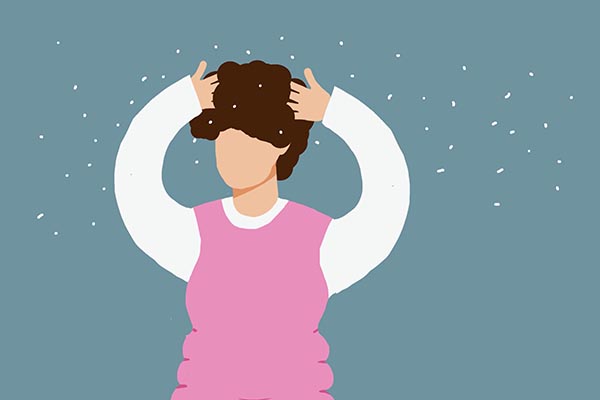 头皮上出小脓包出油,头皮出油起疙瘩有头屑