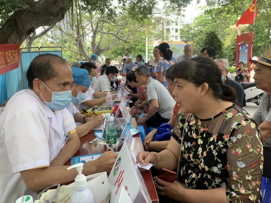 中医义诊进社区服务居民零距离,中医文化进社区健康义诊暖民心