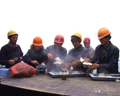 孔乙己是怎样离开咸亨酒店的,再读已是书中人孔乙己