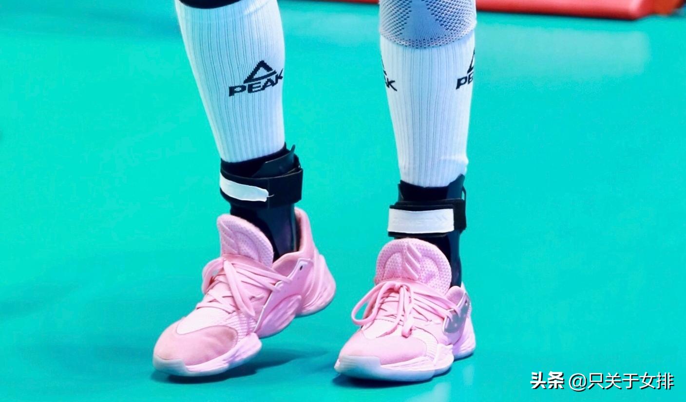 女排颜妮拦网拦到对手怀疑人生,女排护踝