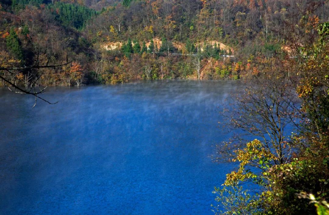 藏着最美秋景，石柱原始森林中的这块“明镜”美绝了！