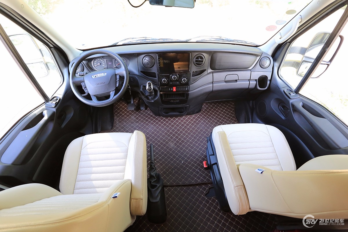 同级别车型谁敢跟它比轻量化！双会客区，实拍亚特plasy631房车