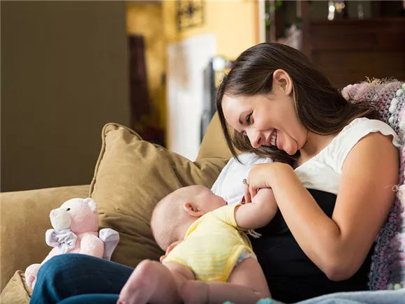 产后涨奶涨得又硬又痛怎么办,月子奶涨有硬块可以请催乳师吗