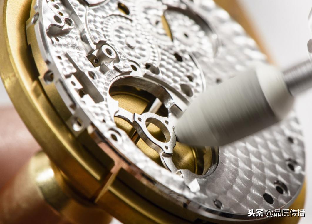 冬季严寒练兵备战,康斯登对比积家