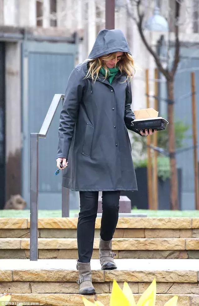 问江南“晴为何物”，你见过这些时尚品牌的雨衣、雨靴吗？