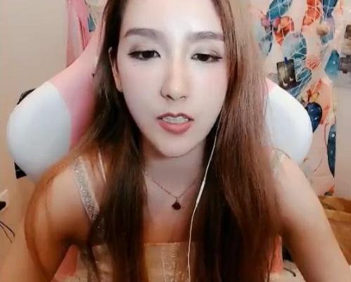 峡谷野王香锅在外面“打野”？Rita直播透露香锅在她家睡觉