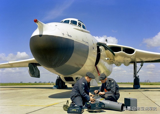 英国轰炸机v型,英国3v轰炸机