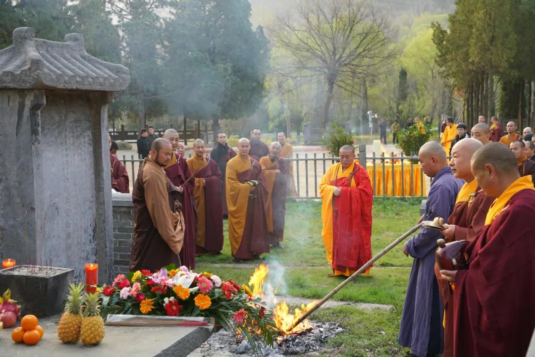 让我们怀着最虔诚的心,共同祈愿(《新型肺炎疫情祈愿文》)