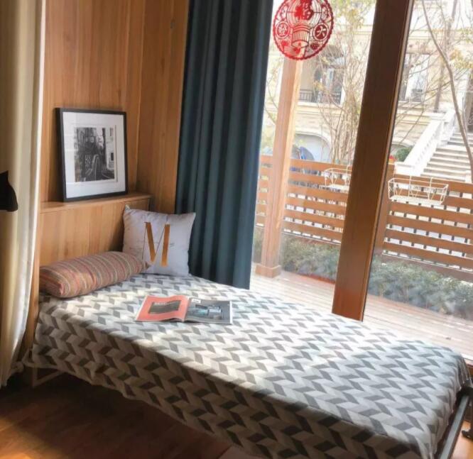 没想到演过《小时代》的她居然这么”穷“，房子都没顾里衣帽间大