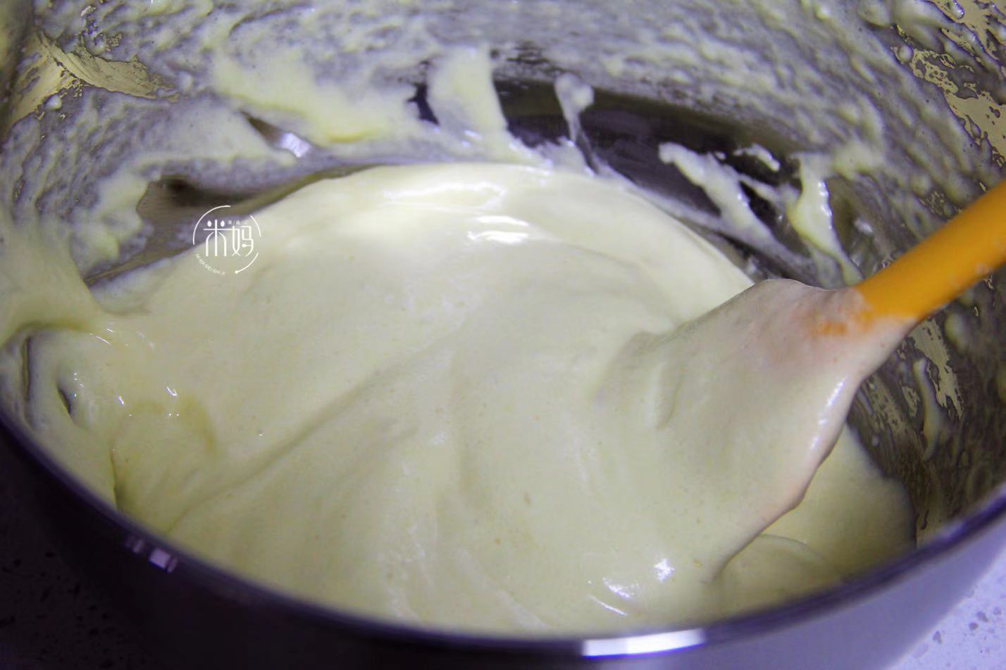 6-12岁儿童自己做蛋糕2个鸡蛋,蛋糕怎么做好吃只用牛奶不用面粉