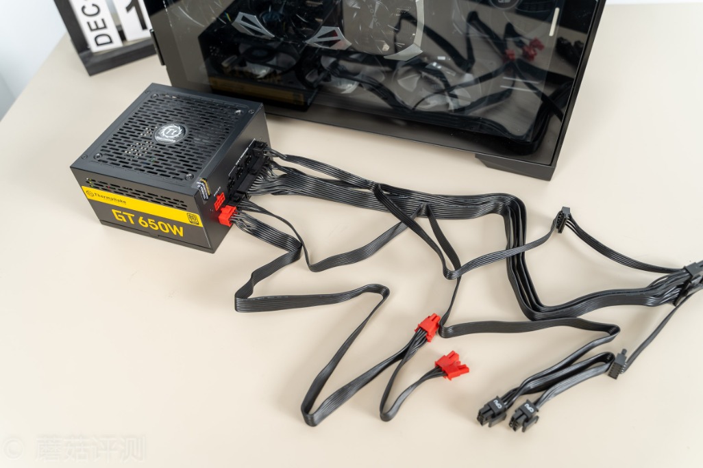 ttgt550金牌全模组电源,tt半模组电源550w