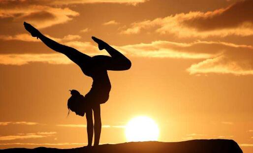 矫正脊柱侧弯的瑜伽动作,缓解脊柱疼痛瑜伽体式