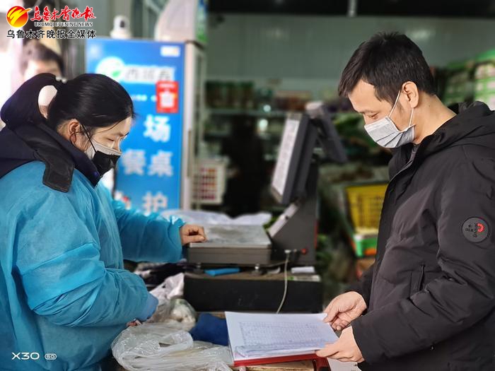 社区工作者和居民们互动,社区工作者是管理岗位吗
