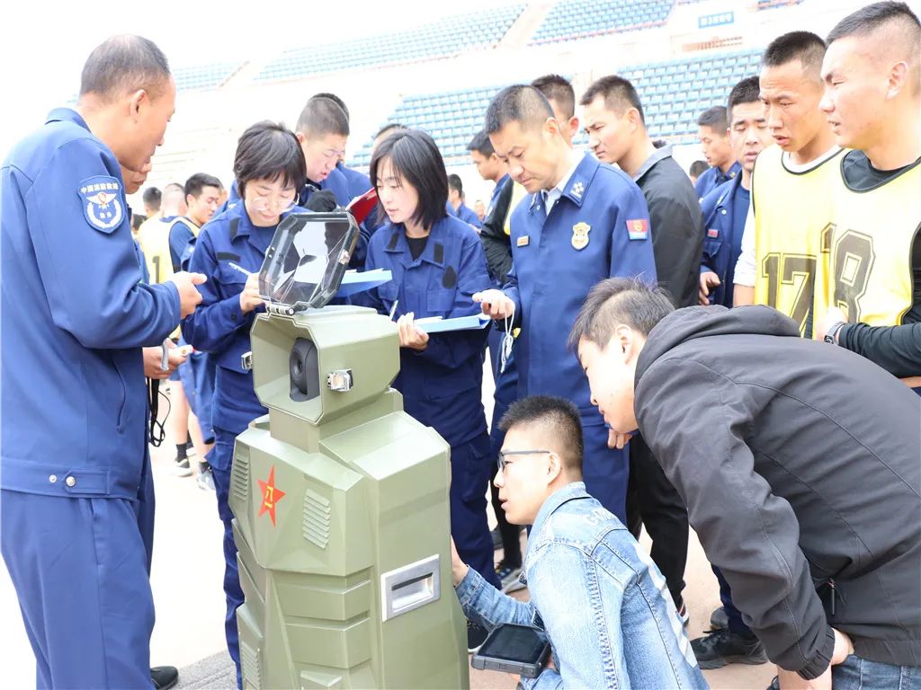 来了，电信“机器人天团”！网友:“成精了！”