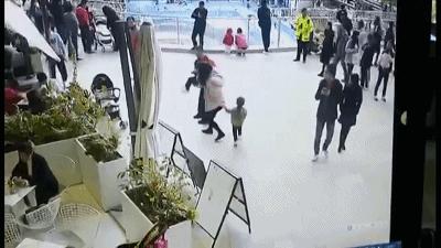 乞丐街头行乞认出妈妈,五年后街头乞讨认出妈妈