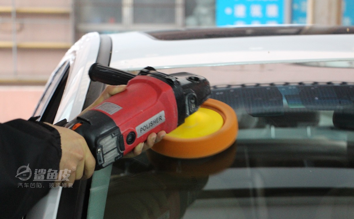 4s店挡风玻璃裂纹修复价格,汽车前挡风玻璃内层裂纹怎么修复