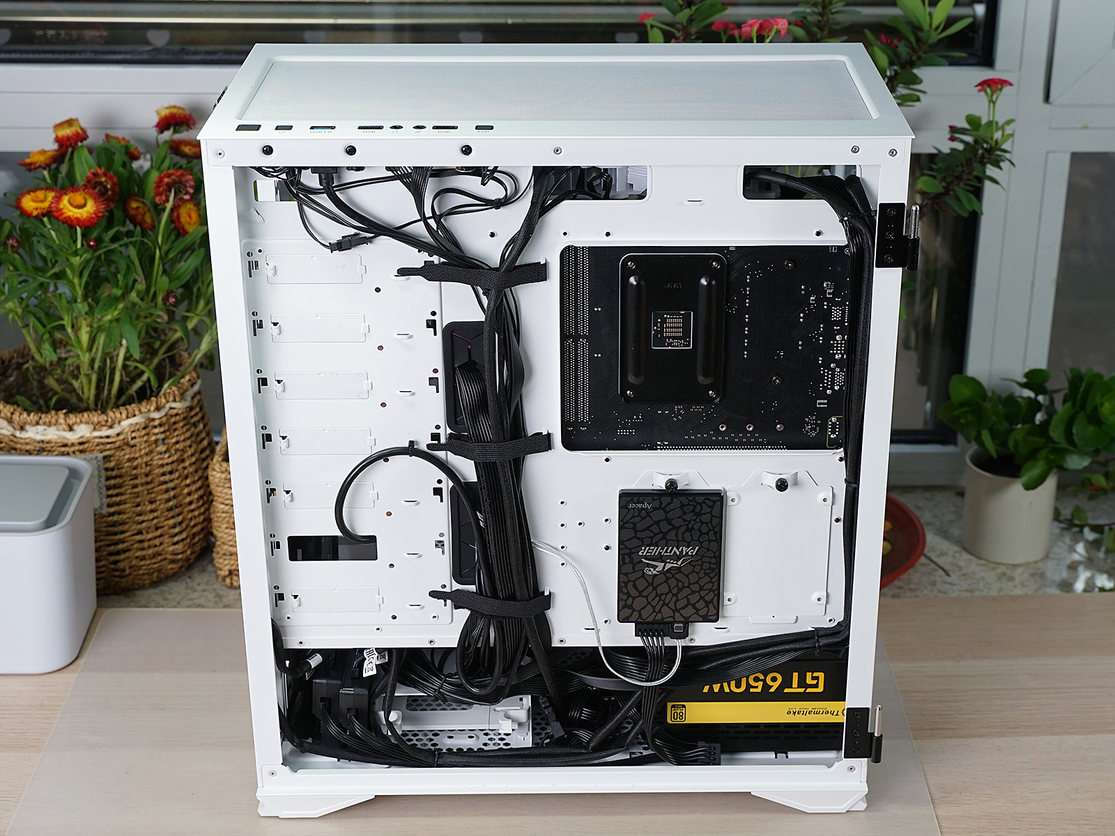 秀桌面：送老婆RGB全家桶PC，钱都花在光效上的感觉真棒