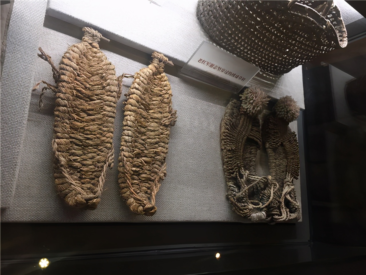 毛主席的旧鞋，鞋匠都不愿意再补：“这鞋都这么破了还补什么？”