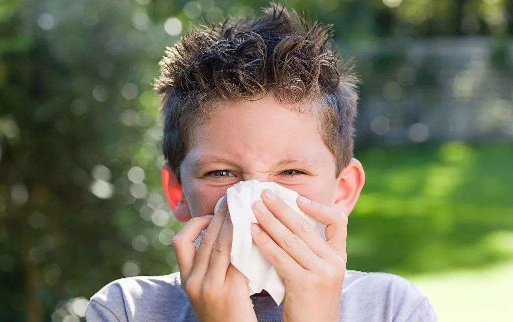 宝宝打喷嚏流鼻涕怎么缓解症状,宝宝打喷嚏流鼻涕是感冒哪个阶段