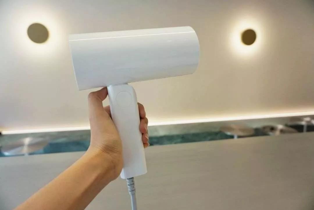 白墙上的污渍修补,白墙有黑印怎么能清除