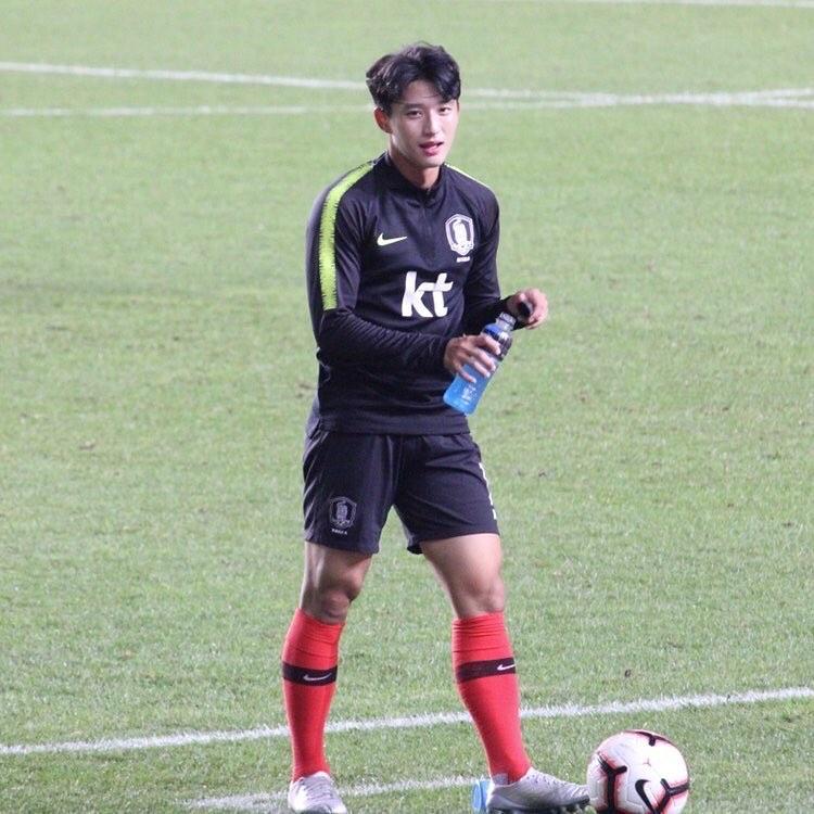 这个足球天才帅到犯规,靠奶狗颜爆红ins,宽肩窄臀颜值不输爱豆