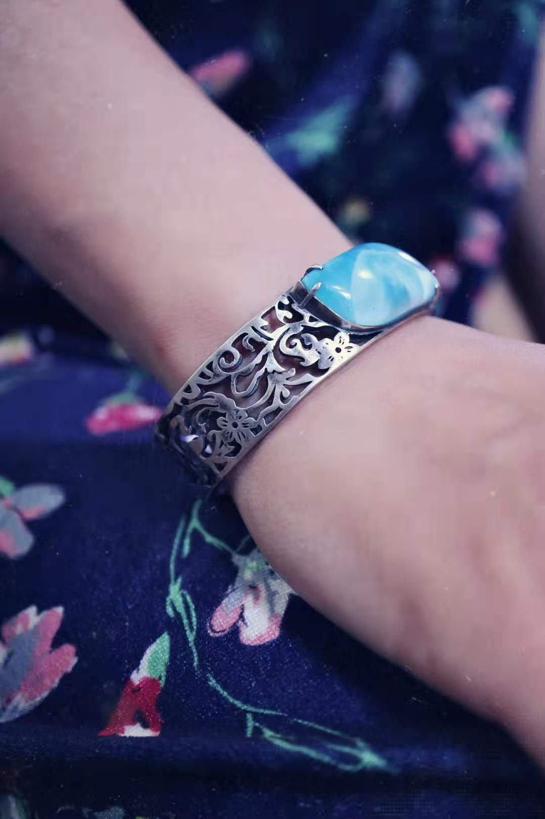 白底青手镯适合多大年纪戴,小圆条手镯适合什么年纪的人