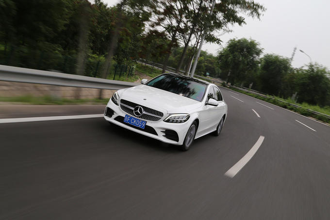 奔驰c级180落地多少钱,豪华奔驰180