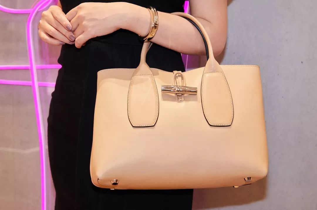 珑骧的包包怎么样好看吗,珑骧包包硬吗