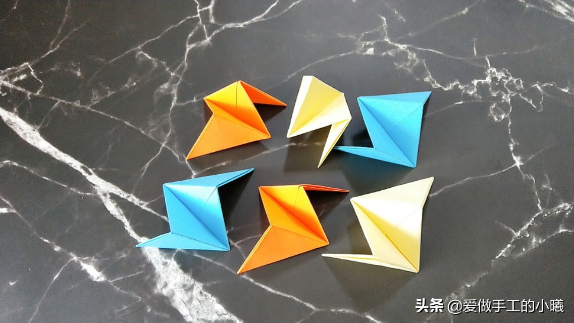 好玩的折纸旋转陀螺有一点点复杂,不用胶水就可以折的陀螺