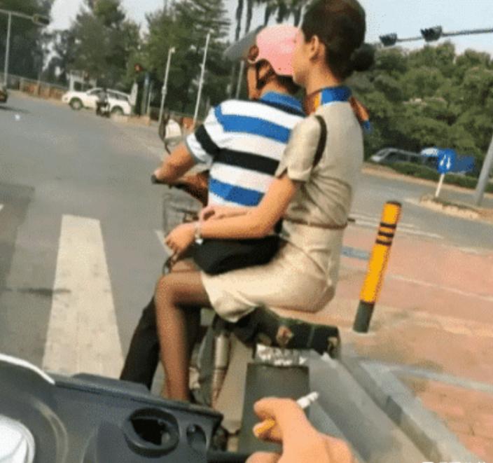 女生看到可怕的一幕,女生看到帅哥的眼神好吓人