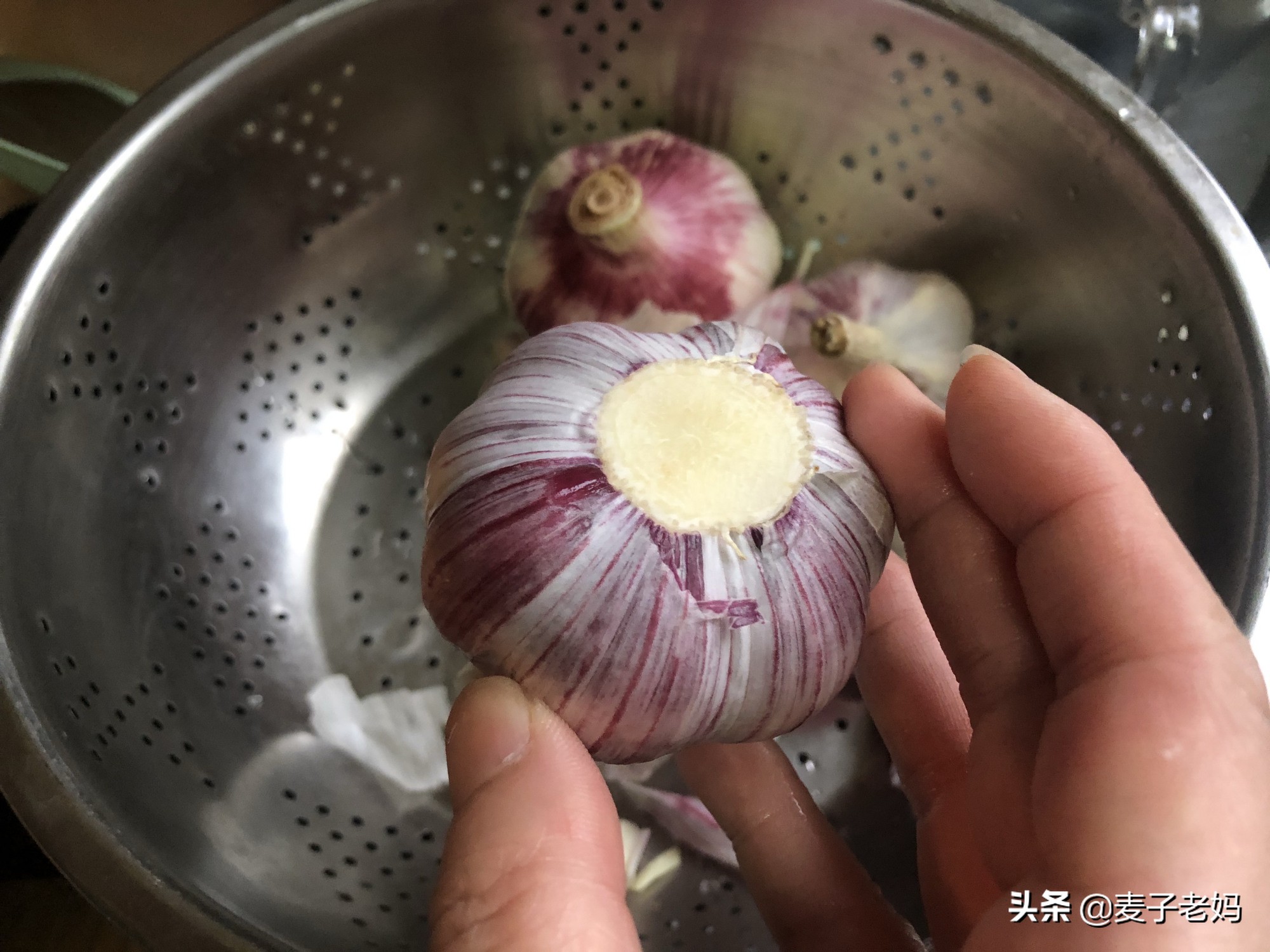 鲜蒜头这样腌一下，酸甜爽脆、生津开胃，放一年都不坏，夏日必备