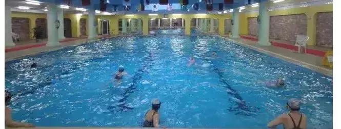 游泳池是夏季避暑的好地方,夏天去游泳馆避暑
