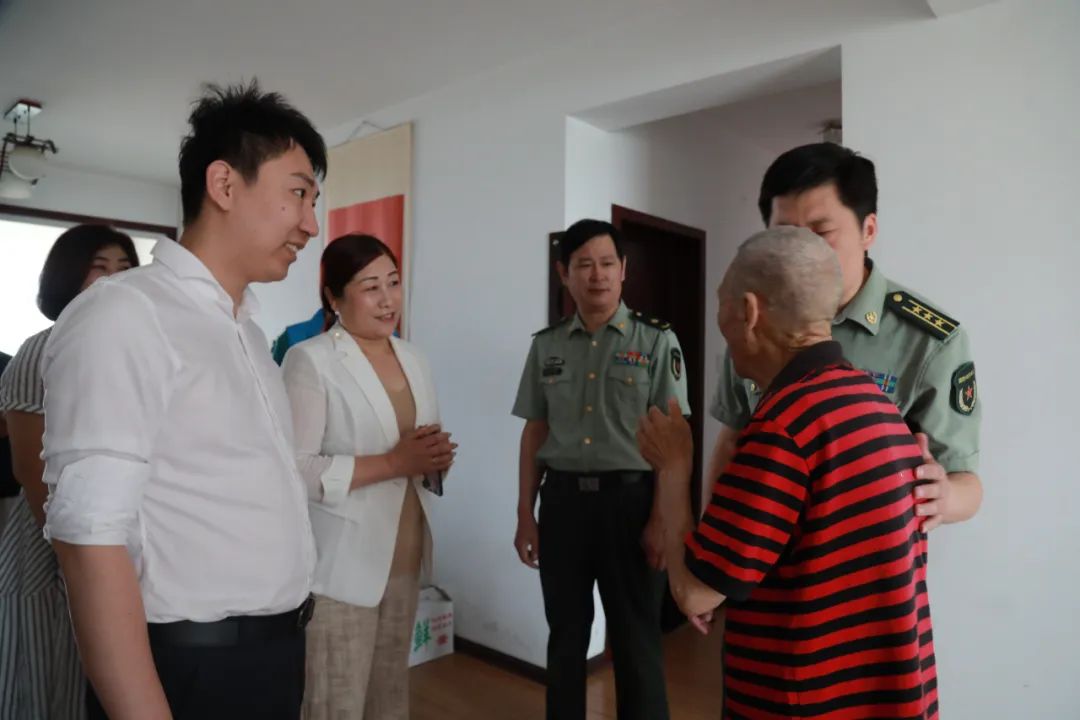 蓬莱市爱心志愿者协会,爱心协会志愿者慰问困难户