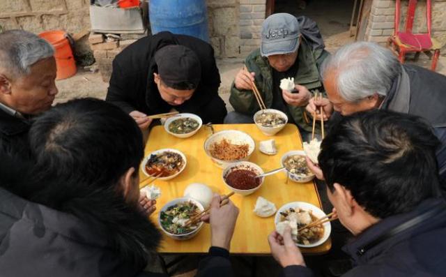 老农放羊发现凤凰,六旬老汉山中放羊看到金凤凰