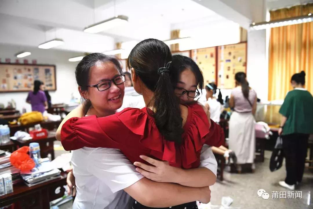 考完啦！莆田考场外上演“00”后深情告白！这些场景都太美~~