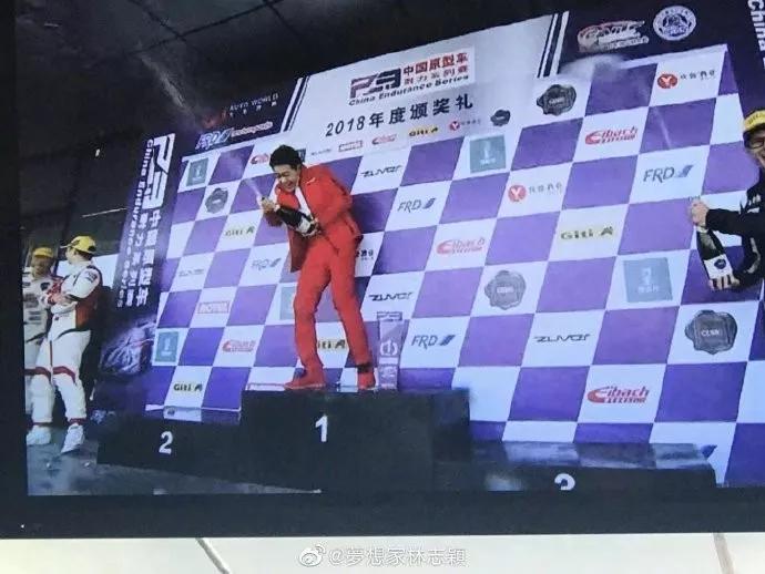 演艺圈里的职业赛车手,他是三个孩子的爸爸的英文怎么说