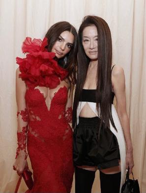 “婚纱女王”王微微近照曝光，年过七旬保养得当，身材纤细似少女