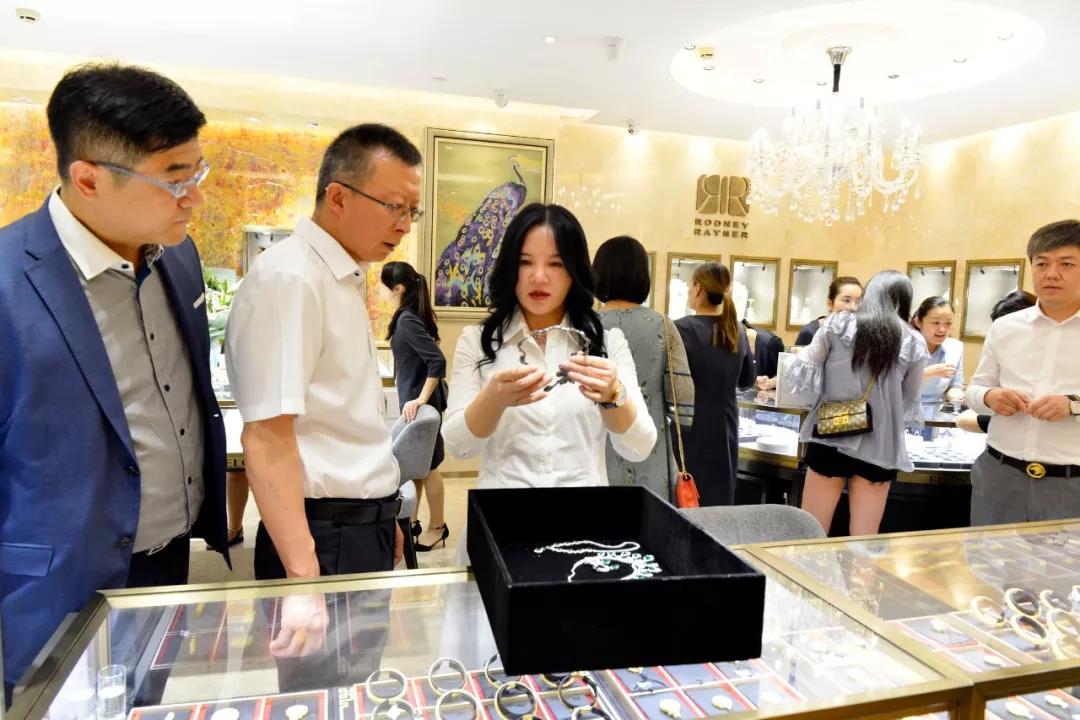 “碧罗珠宝之夜”沈文裕钢琴独奏音乐会完美举行